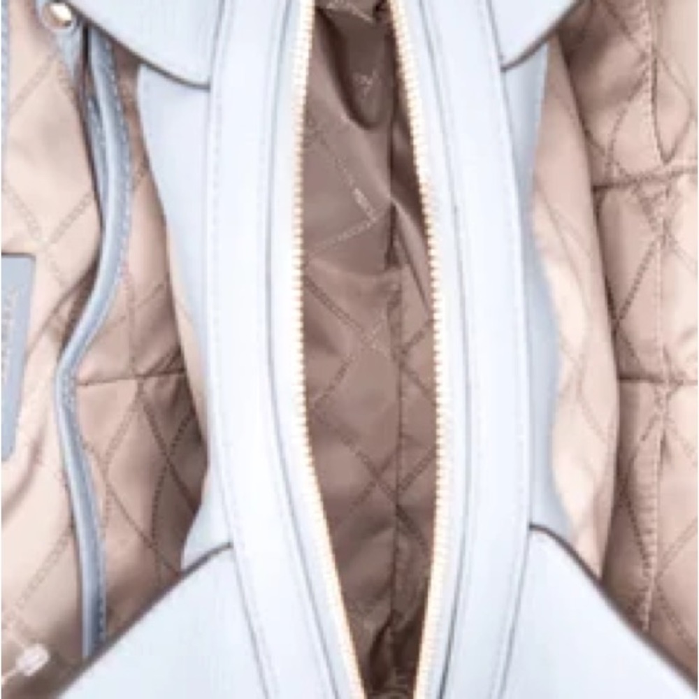 Michael Kors Light Blue Leather Shoulder Bag.
Has 3 sections for lots of storage - Picture 4 of 10